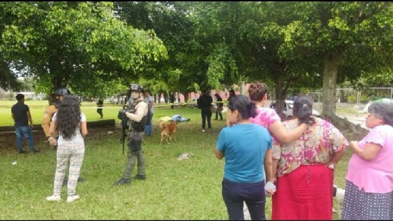 Sujetos armados acribillaron a dos hombre en un partido de futbol llanero en Veracruz.