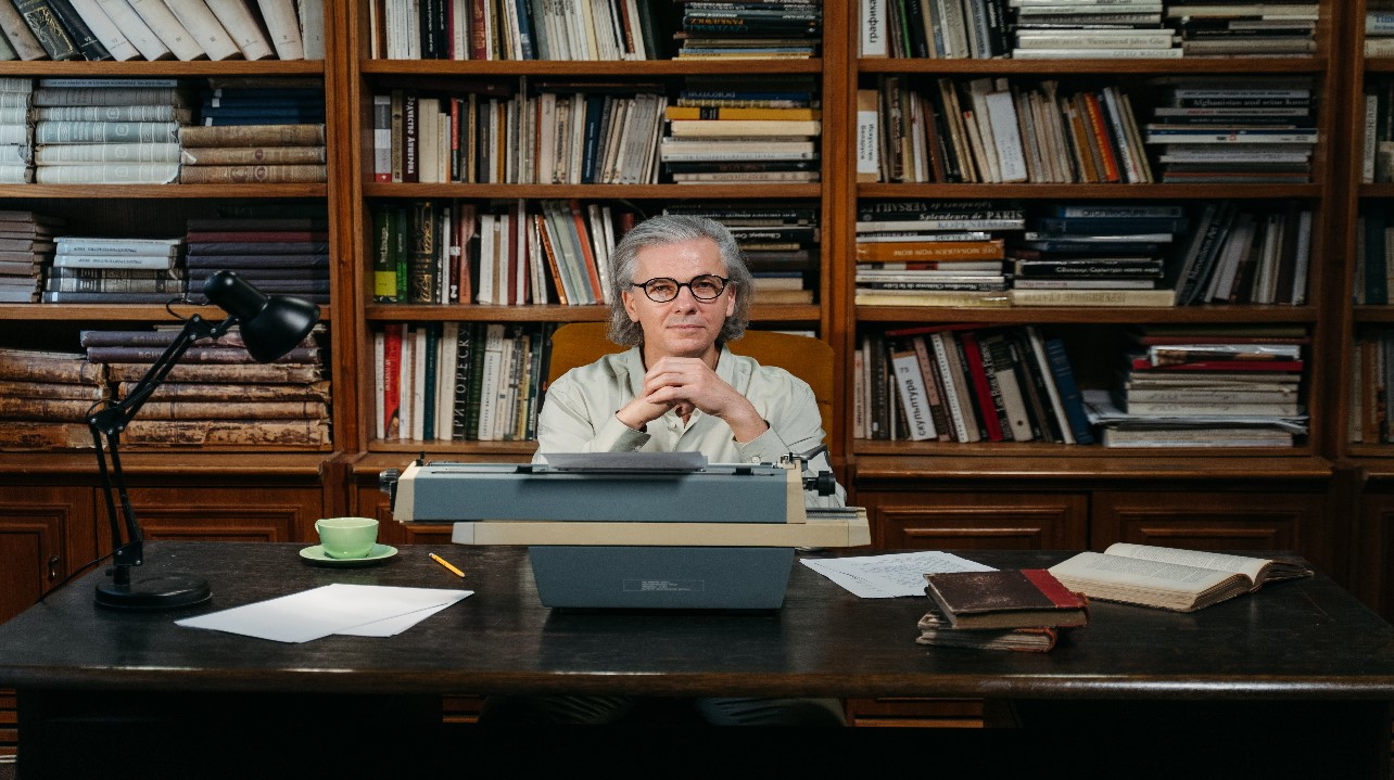 Fotografía de un bibliotecario en su lugar de trabajo