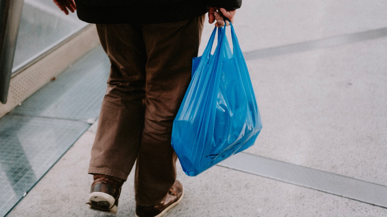 Las bolsas de plástico son rápidas de elaborar pero tardan más de cien años en degradarse