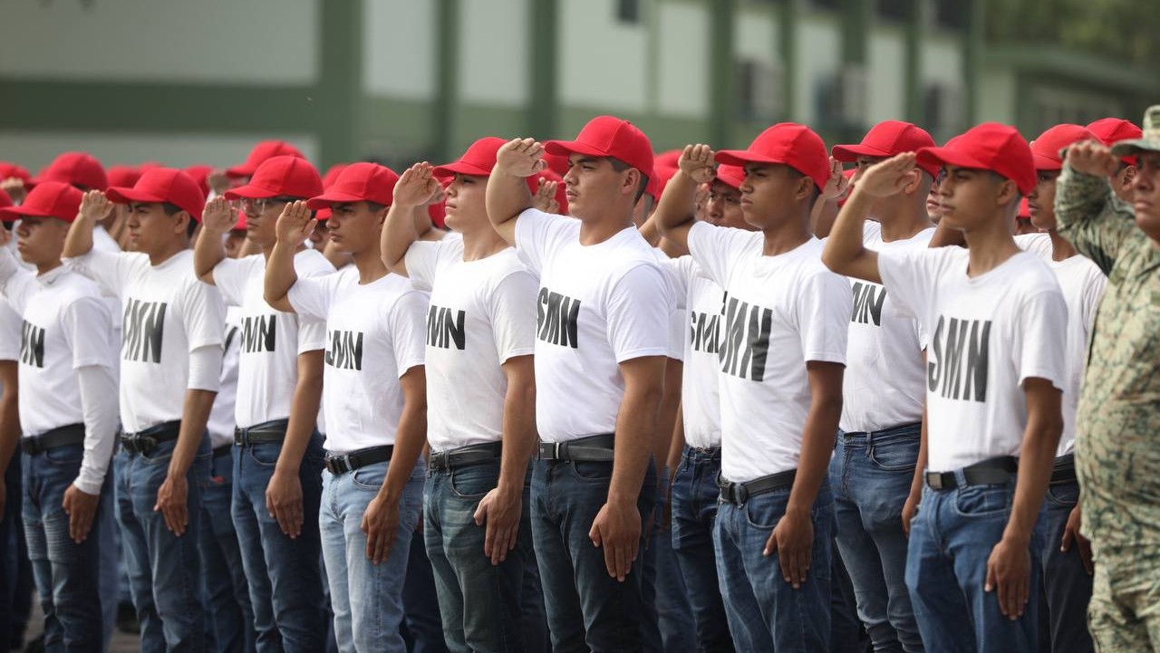 Jóvenes en el servicio militar para liberar su cartilla