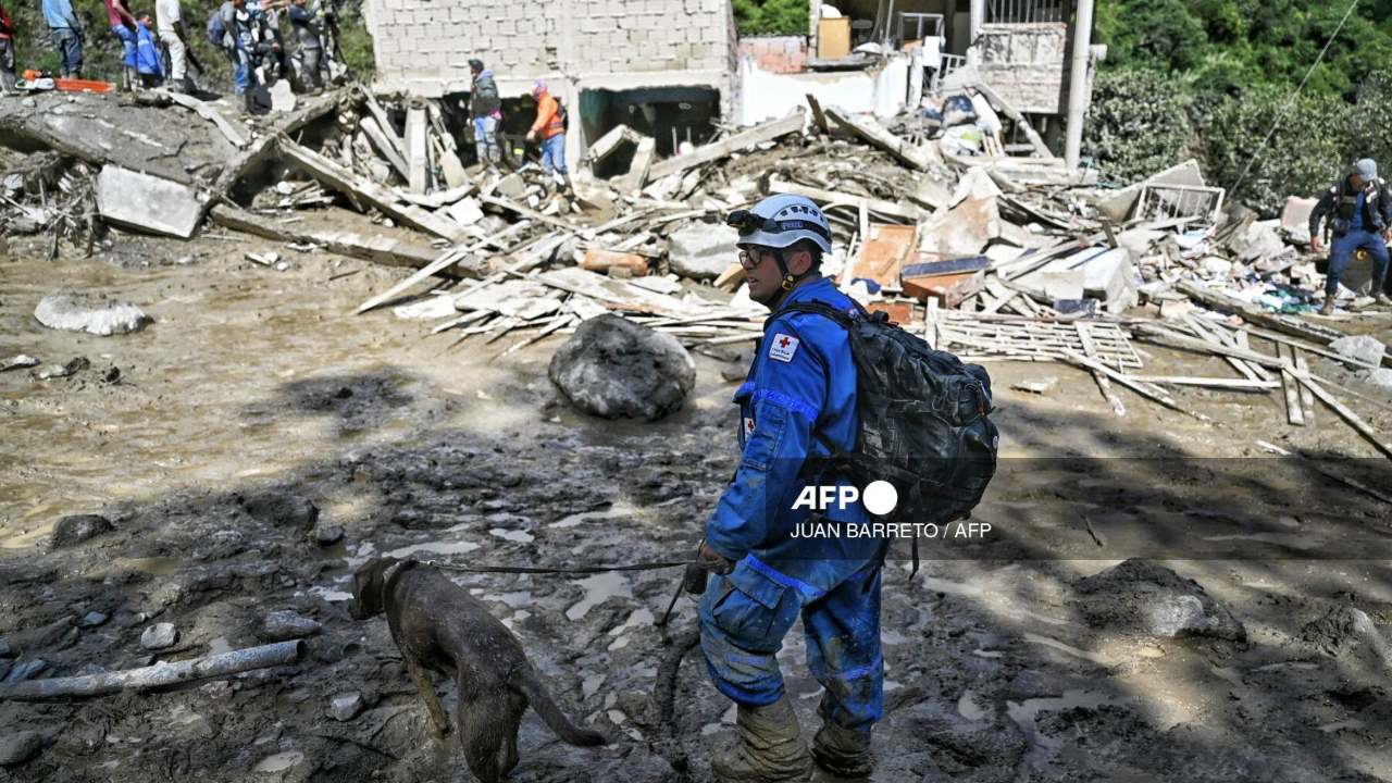 Rescatistas hallaron cinco cuerpos sin vida en el alud de tierra que bloqueó la vía entre Bogotá y el suroeste de Colombia, lo que elevó a 20 la cifra de fallecidos