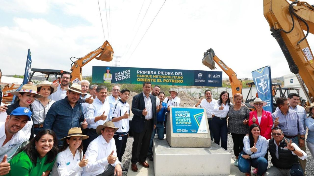 Diego Sinhue Rodríguez, gobernador de Guanajuato colocó la primera piedra de lo que será el Parque Metropolitano Oriente El Potrero.