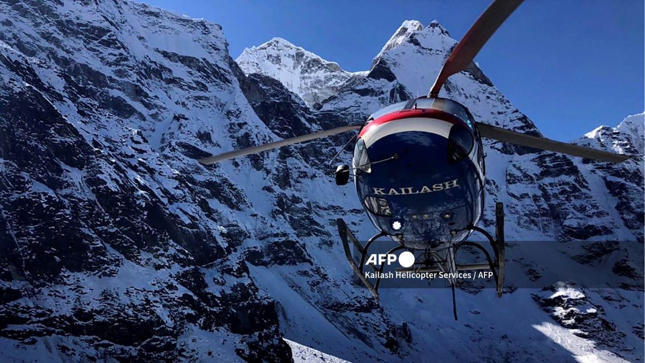 AFP | Mueren cinco mexicanos en choque de helicóptero en Nepal.