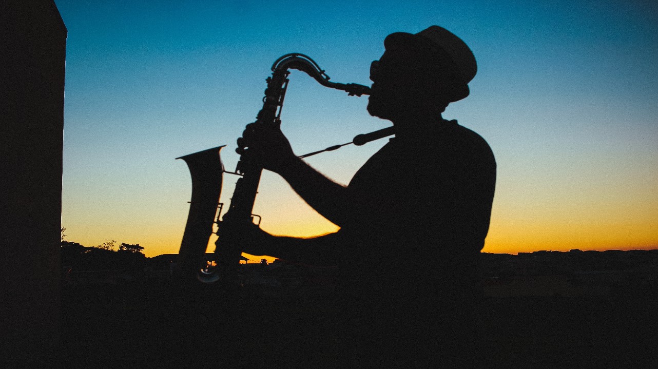 Un músico tocando jazz, representando el Festival de Jazz de Campeche