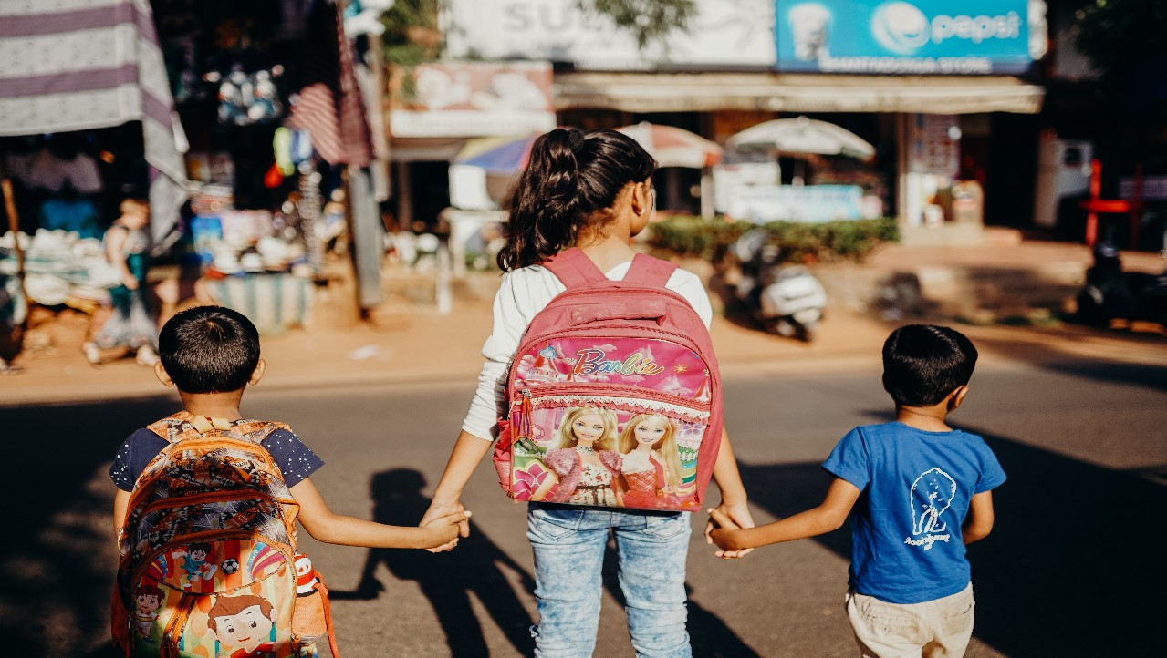 Una adolescente y dos niños que son estudiantes