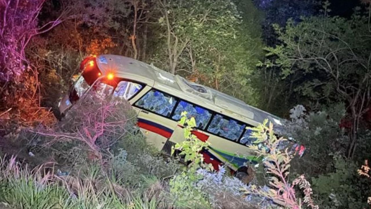 Tras accidente carretero en Nejapa de Madero, Oaxaca 28 personas resultaron lesionadas y uno murió