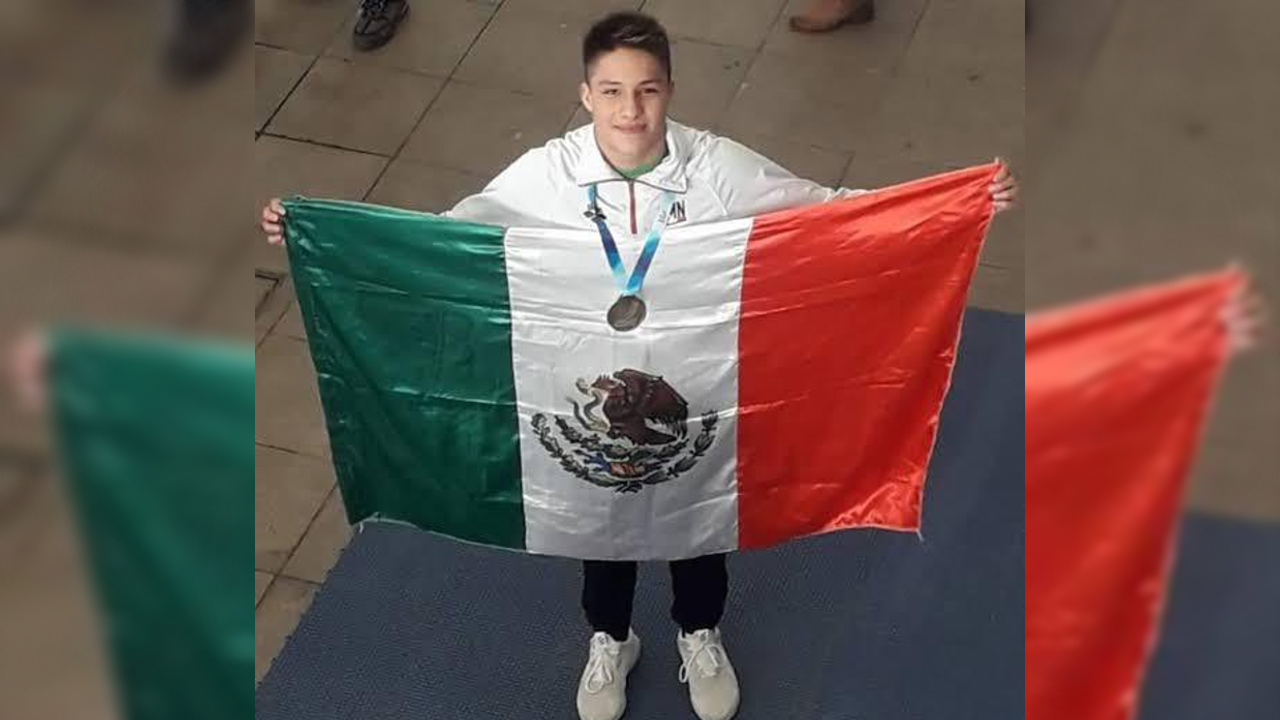 Foto: Twitter @COM_Mexico | Osmar Olvera logra plata en Mundial de natación.