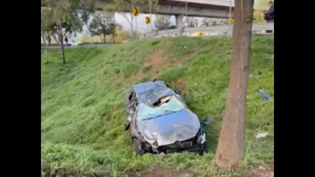 Muere un conductor tras volcadura de auto en Periférico e Insurgentes Sur