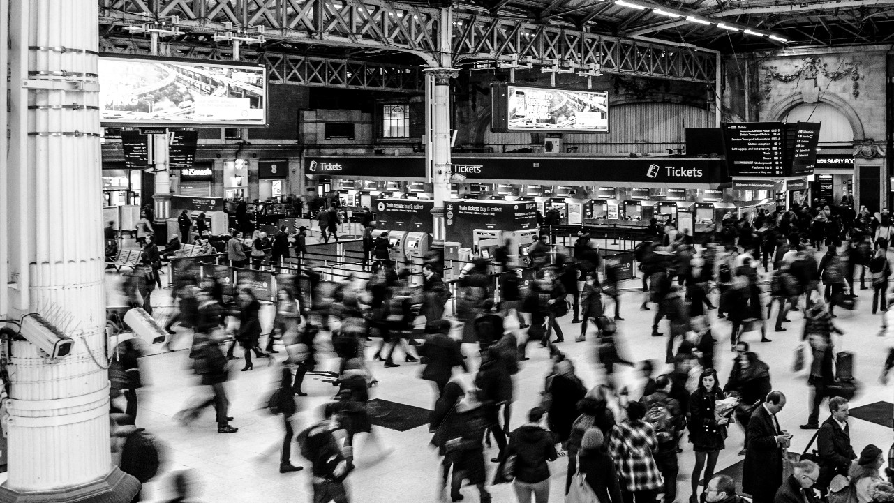 Varias personas caminando representando la población mundial