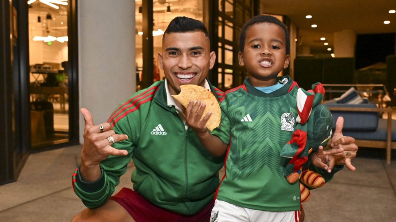 Foto: @miseleccionmxEN | Jugadores del Tri regalan quesadillas al niño viral que desea ser mexicano.