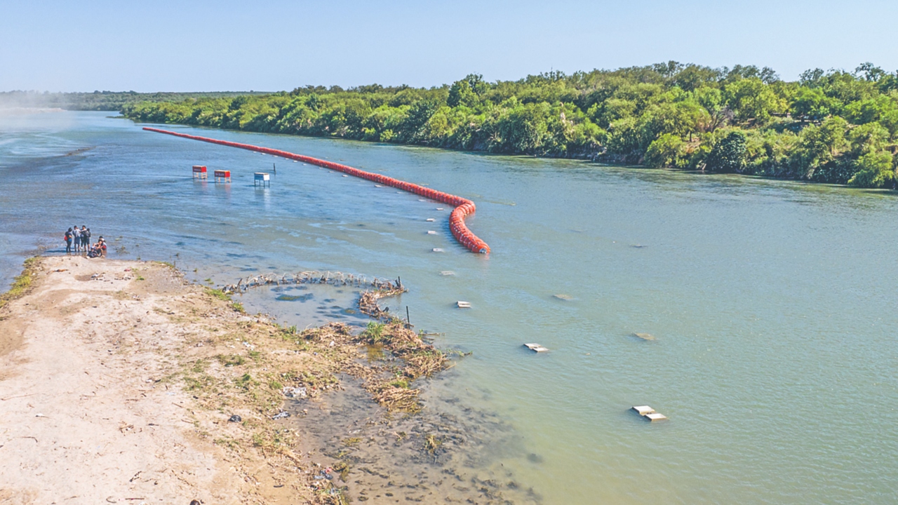 Las boyas antiinmigrantes fueron colocadas en el Río Bravo por órdenes del gobernador de Texas.