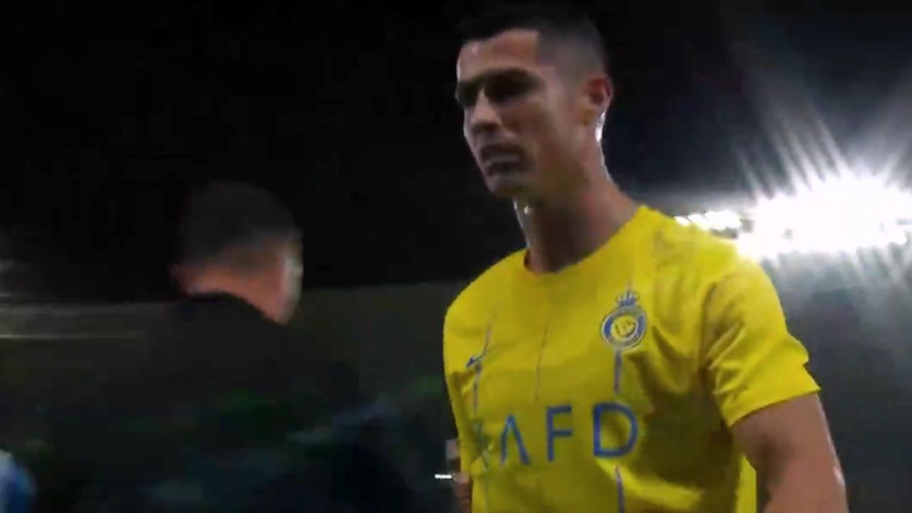 Cristino Ronaldo enfurece con el árbitro y empuja a fan.