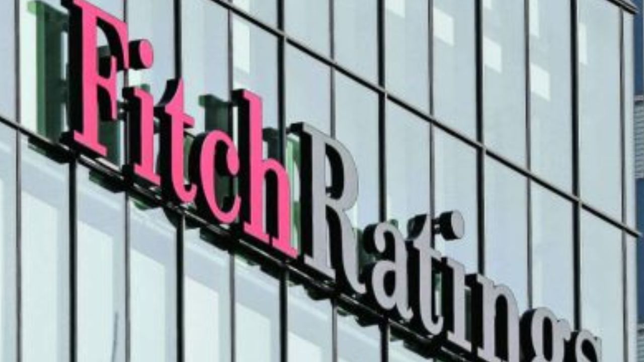 Fitch bajó la calificación de EU de AAA a AA+, debido a una "erosión de la gobernanza" Luego de que este domingo durante la "Gala de Eliminación" se diera a conocer al octavo eliminado de La Casa de los Famosos, que en este caso fue Jorge Losa, este lunes se reveló al premer finalista del reality show, tras