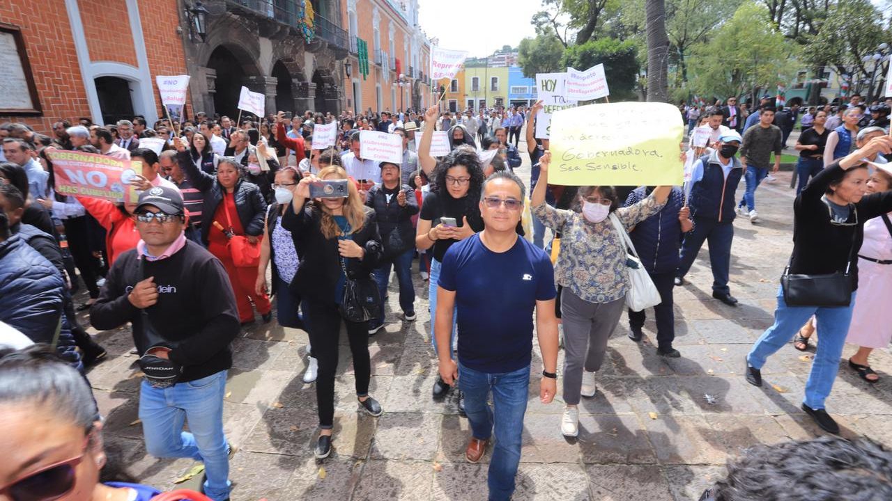 Lorena Cuéllar Cisneros, colocó los Bandos Solemnes que dan inicio a las Fiestas Patrias en Tlaxcala, en medio de gritos y protestas de sindicalizados