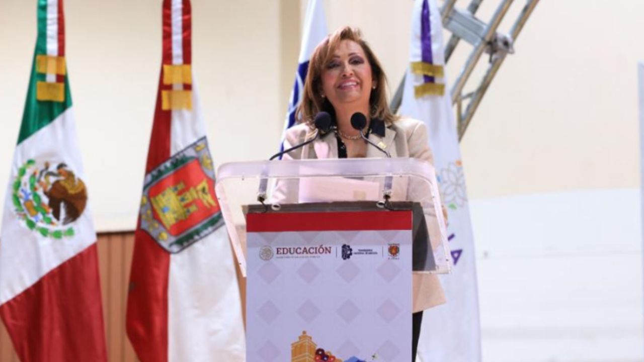 Lorena Cuéllar Cisneros, colocó los Bandos Solemnes que dan inicio a las Fiestas Patrias en Tlaxcala, en medio de gritos y protestas de sindicalizados