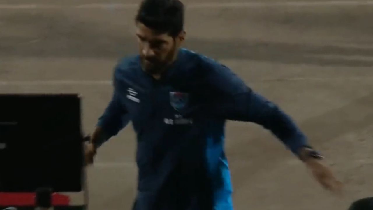 Sebastián "Loco" Abreu estrelló un monitor del VAR tras dar un puñetazo.