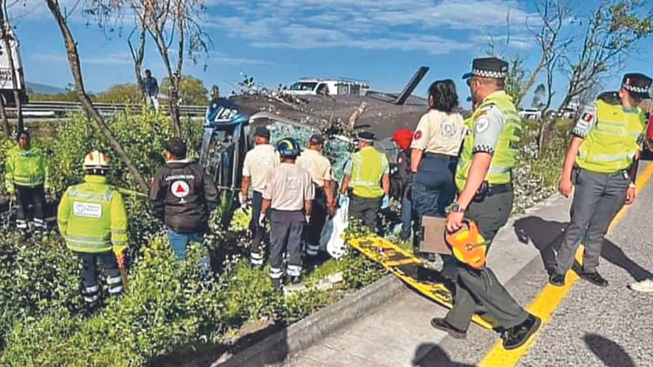 el conductor de un camión de pasajeros se quedó, aparentemente, dormido, lo que provocó que perdiera el control de la unidad y se volcara en un camellón de la autopista.