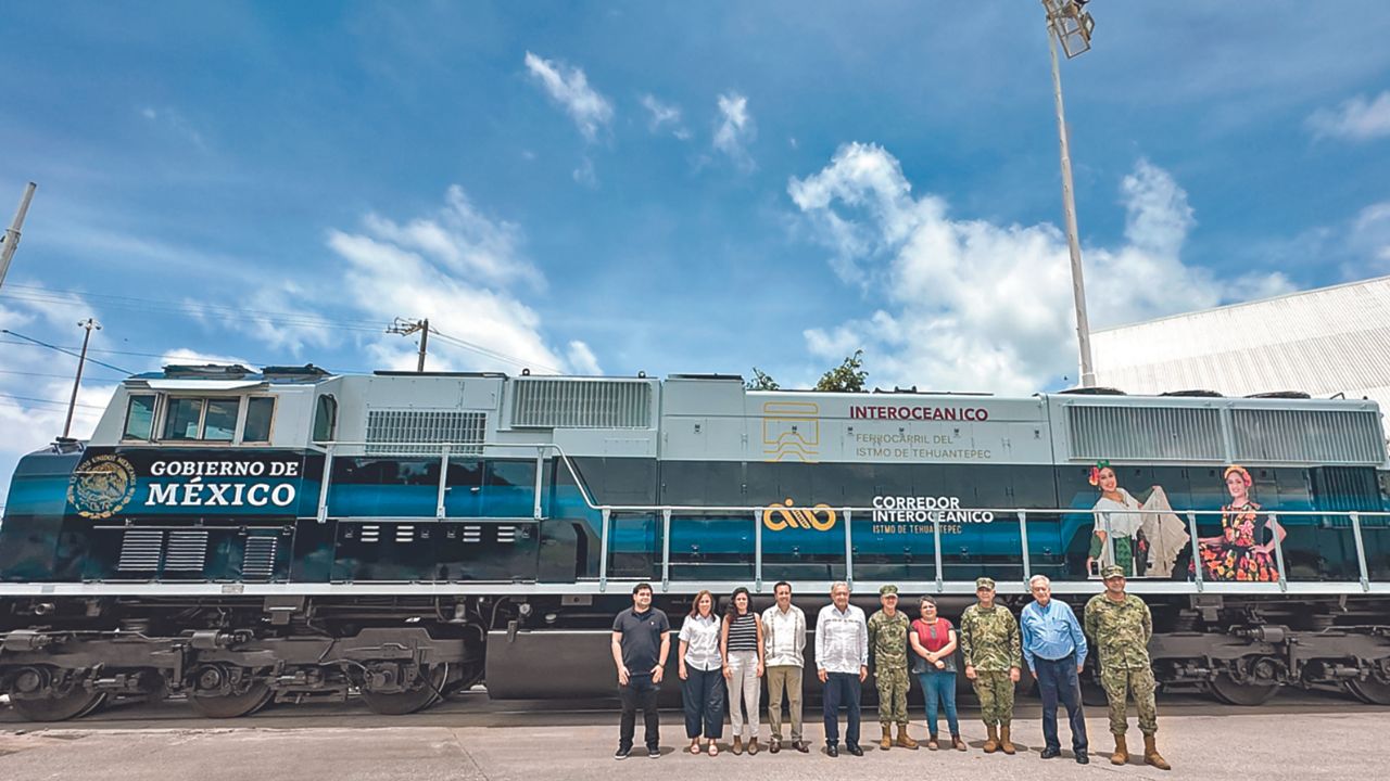 Nos presentaron la primera locomotora del Tren Interoceánico, cuyo emblema son cuatro mujeres con trajes regionales de Oaxaca