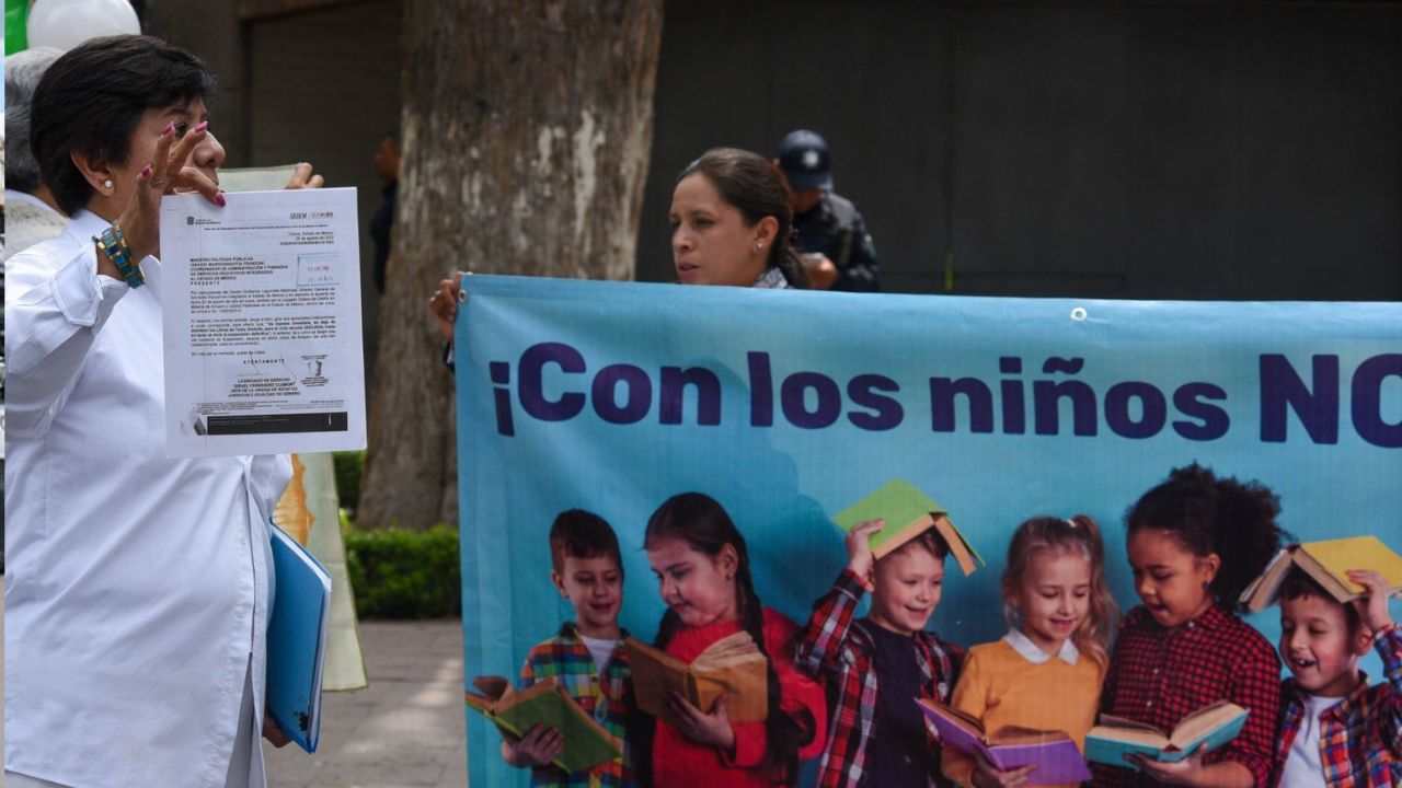 El descontento de los padres de familia por el contenido de los libros de texto gratuito para el ciclo escolar 2023-2024 trascendió a las calles.