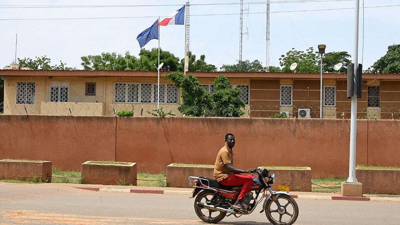 El presidente de Francia, Emmanuel Macron, informó ayer que el embajador de Francia en Níger sigue en el país