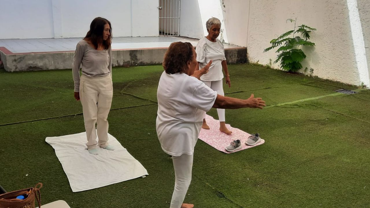 Los adultos mayores desarrollan actividades para su descanso y esparcimiento, además de recibir atención médica y los cuidados necesarios.