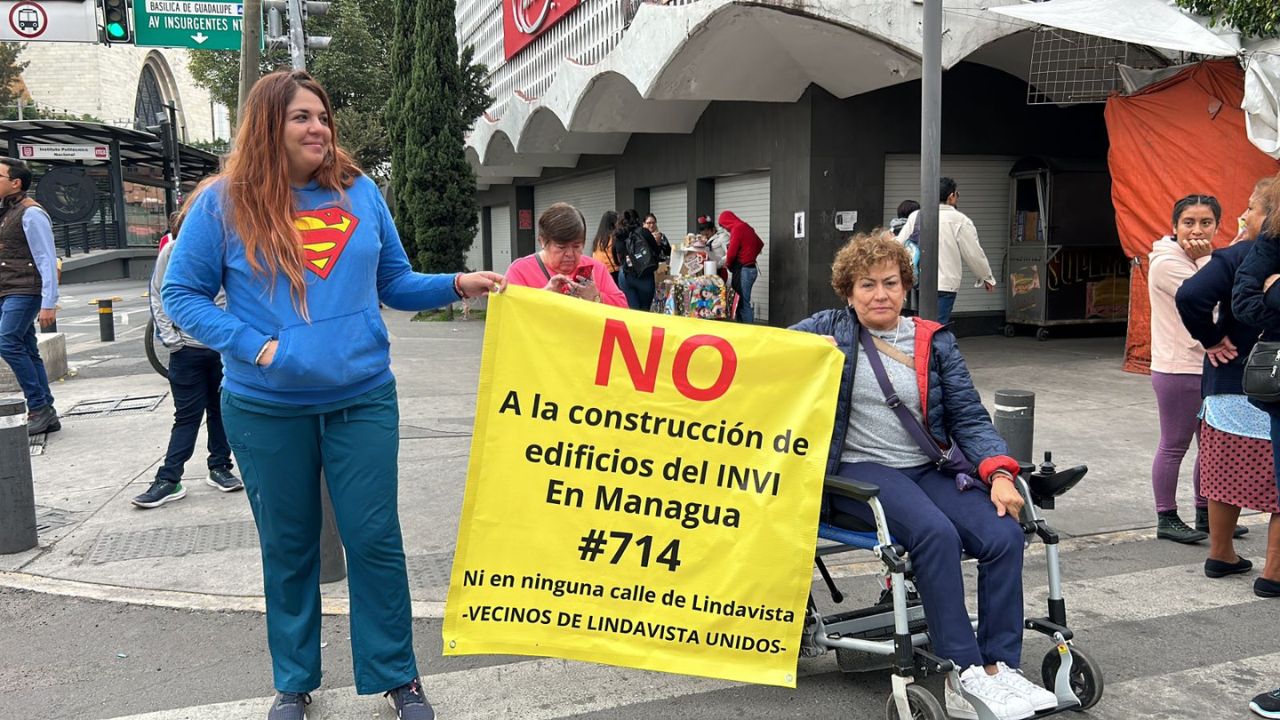 Inconformes por la construcción de un edificio de ocho pisos del Invi, vecinos de Lindavista Norte bloquearon la calle