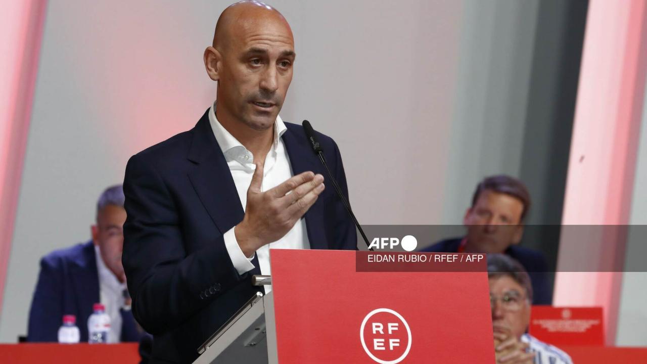 Luis Rubiales, acosado por las críticas por su beso forzado a la jugadora Jenni Hermoso en la final del Mundial, rechazó este viernes dimitir en una asamblea extraordinaria del ente federativo.