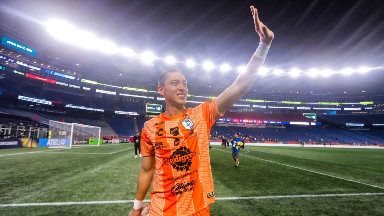 Con el arquero Fernando Tapia como héroe, el Querétaro derrotó este lunes al New England Revolution.