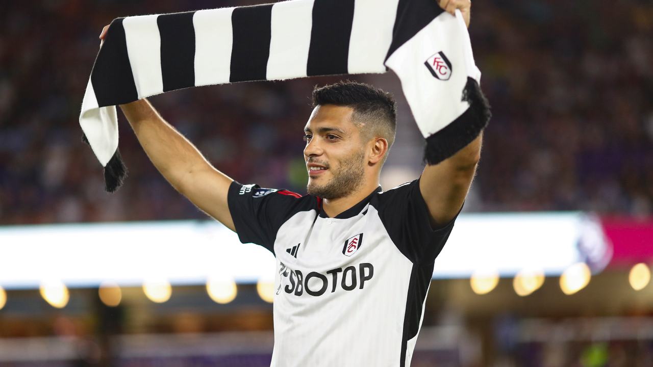 El delantero mexicano Raúl Jiménez debutó con el Fulham en la Premier League y consiguió su primera victoria con su nuevo equipo.