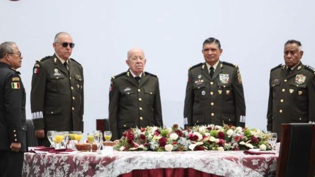 Reaparece el general Salvador Cienfuegos en evento del Colegio Militar en Veracruz