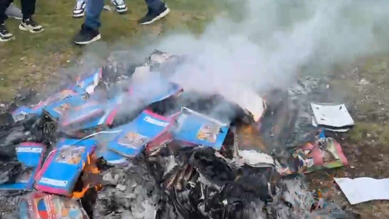 Captan como habitantes de San Cristóbal de las Casas queman libros de textos gratuitos.