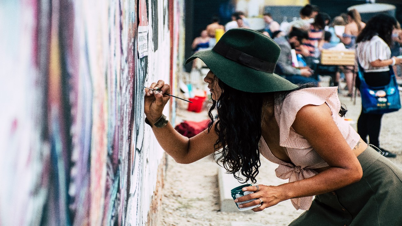 Un artista pintando un mural / FARO Indios Verdes