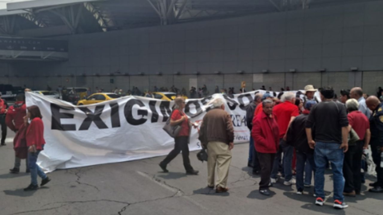 Manifestantes bloquean Circuito Interior, esto a la altura de la terminal 1 del AICM