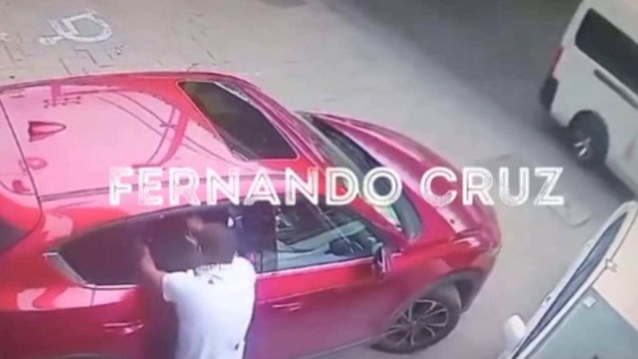 Una cámara de videovigilancia captó el momento en el que un ladrón dio un cristalazo a una camioneta en Periférico Norte y se robó varios objetos de su interior.