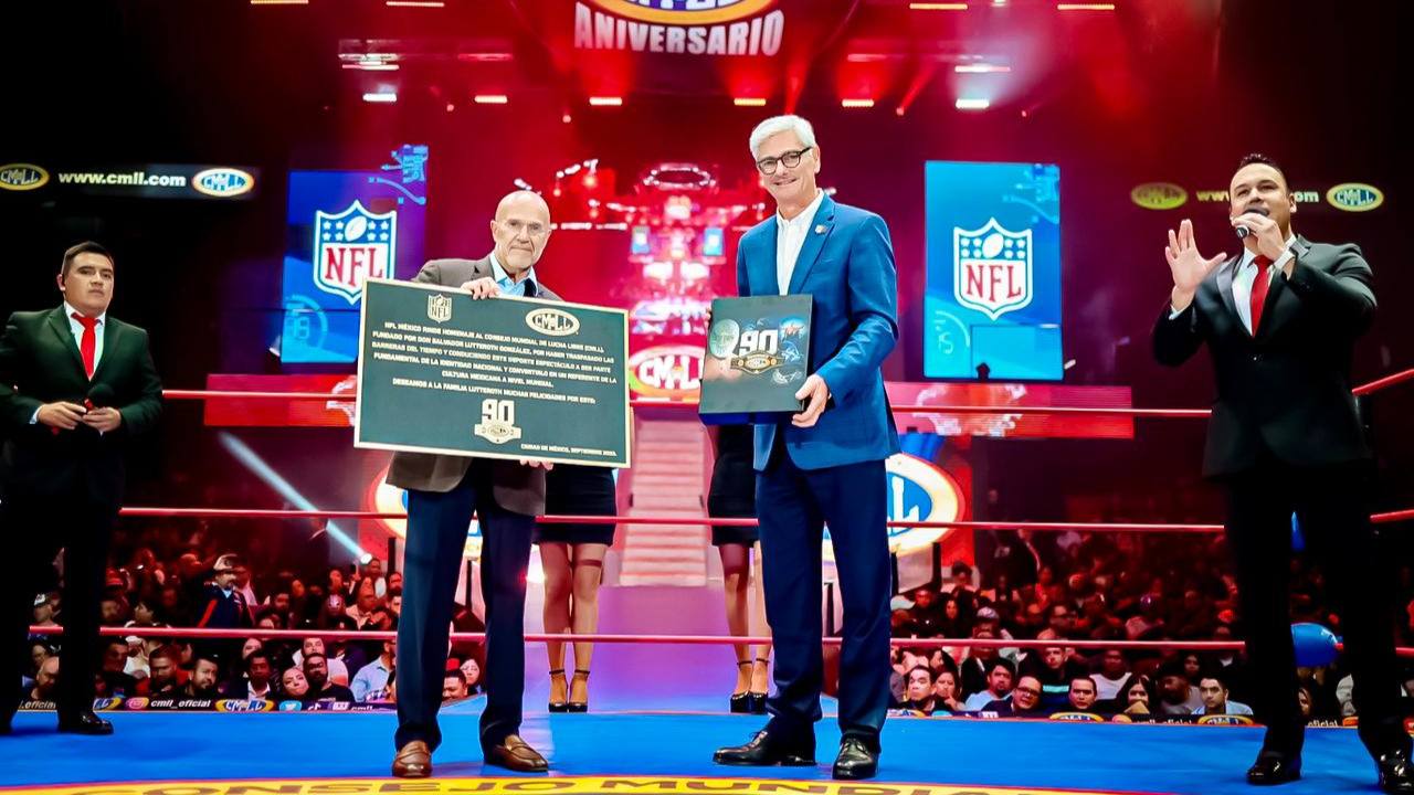 En la función especial donde se desarrolló el Grand Prix entre luchadores mexicanos y extranjeros en la Arena México, Arturo Olivé, director general de la NFL México entregó y develó una placa especial por los 90 años del Consejo Mundial de Lucha Libre (CMLL)