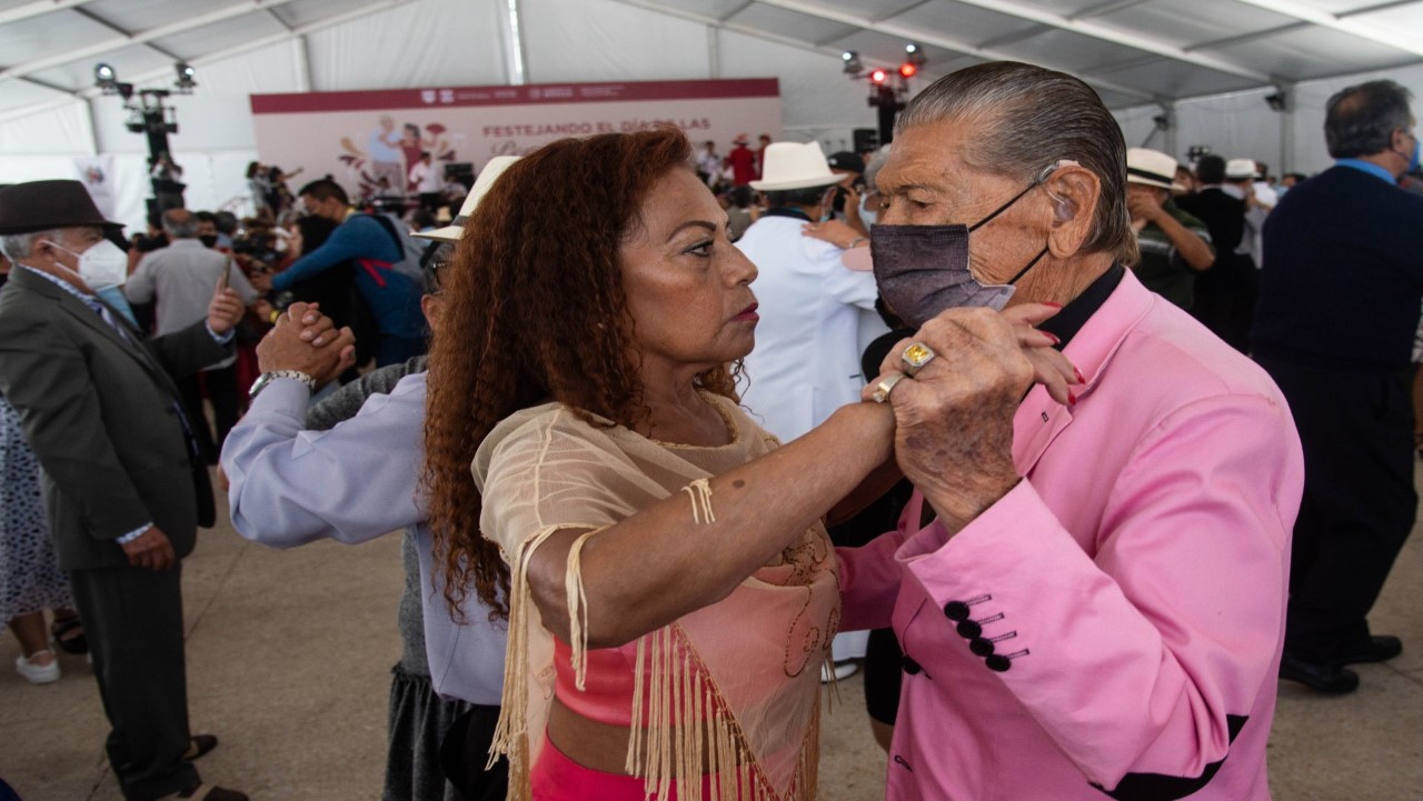 Personas mayores tomando una clase de danzón