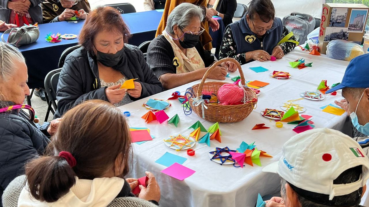 Con música, baile, juegos y hasta masajes, consintieron a los abuelitos de Cuajimalpa en el marco del Día del Adulto Mayor