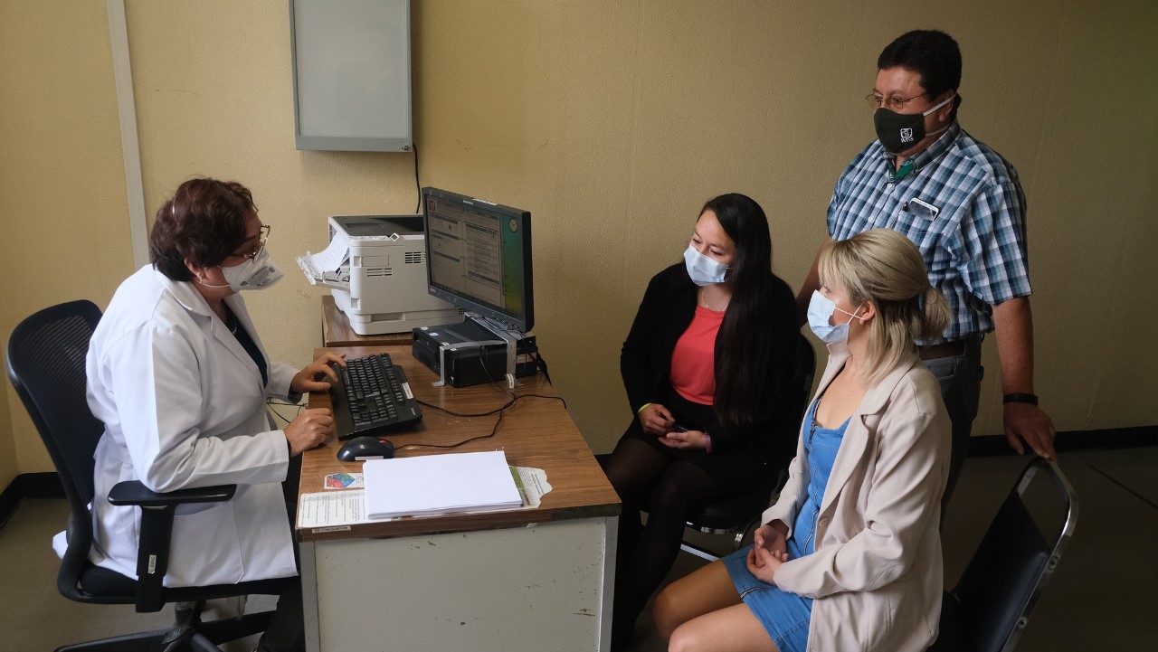 Fotografía de doctora y pacientes en el MSS