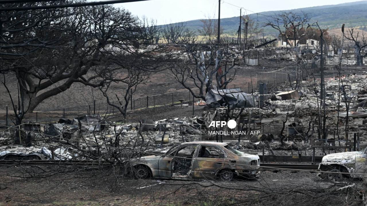 El condado de Maui demandó a la compañía eléctrica de Hawái por el letal incendio que arrasó la ciudad costera de Lahaina, alegando que la tragedia podría haberse evitado si se hubiese cortado el servicio.