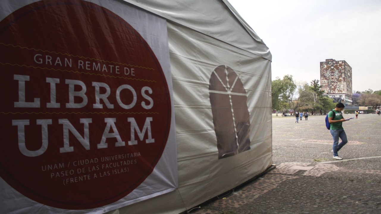 Fotografía de la carpa del Remate de libros UNAM