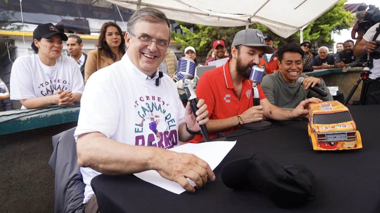 A pesar de la polémica en torno al contenido de los libros de texto gratuitos elaborados por la SEP no es necesario posponer su entrega, aseveró Marcelo Ebrard.