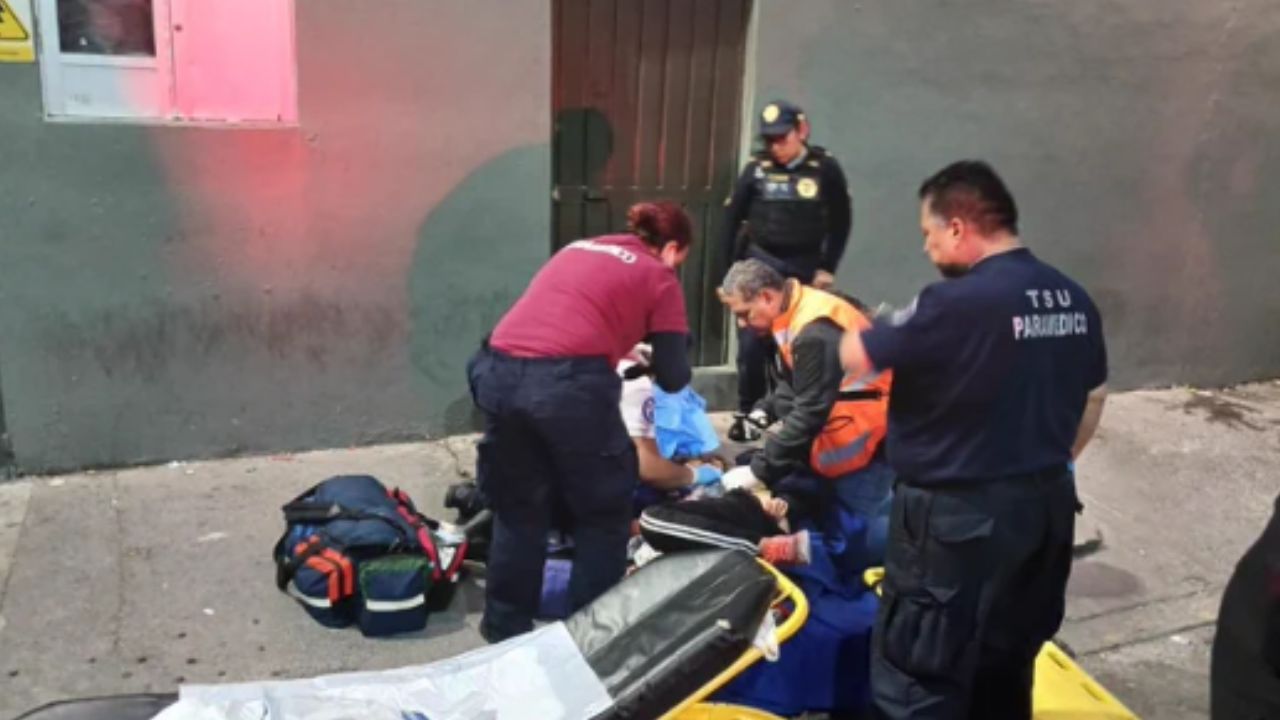 Foto:Twitter/@MetroCDMX|Mujer da a luz a las afueras de una estación del Metro de la CDMX