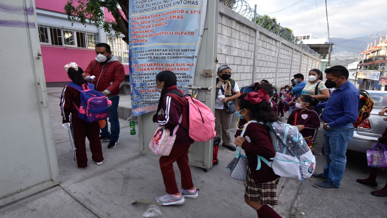 Fotografía de niños de educación básica que pueden obtener diferentes becas escolares