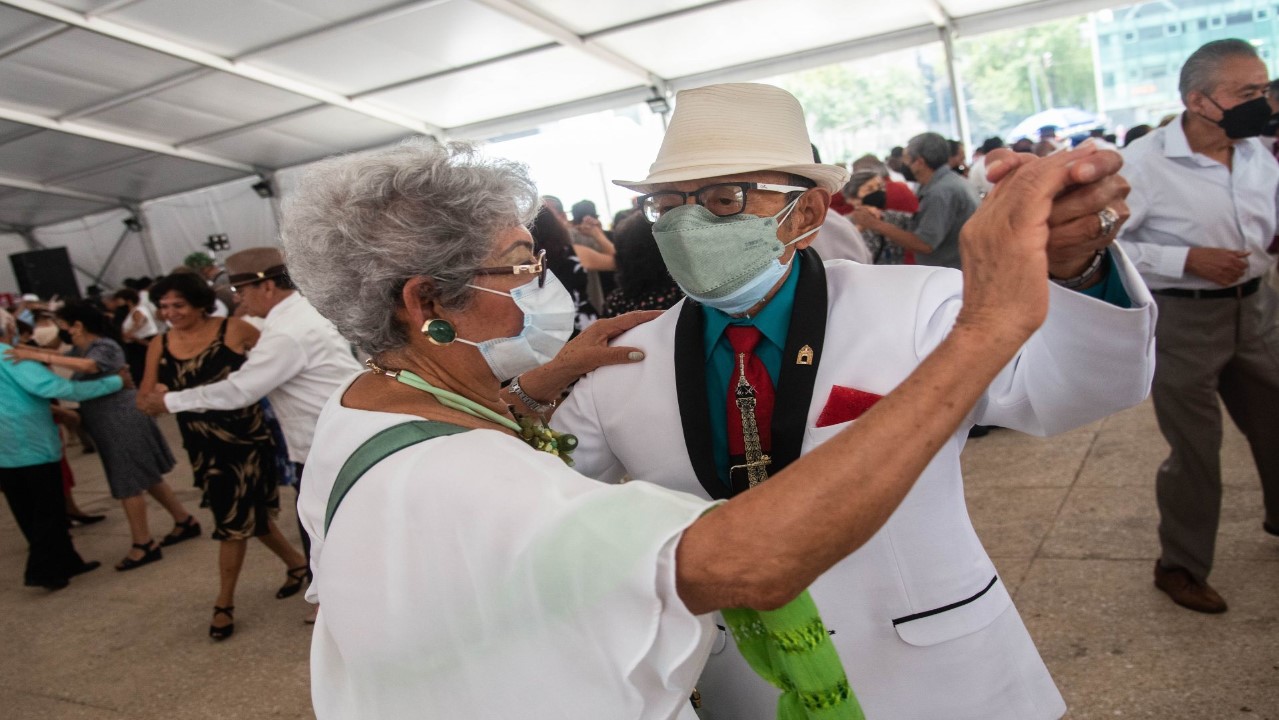 fotografía de personas mayores bailando danzón