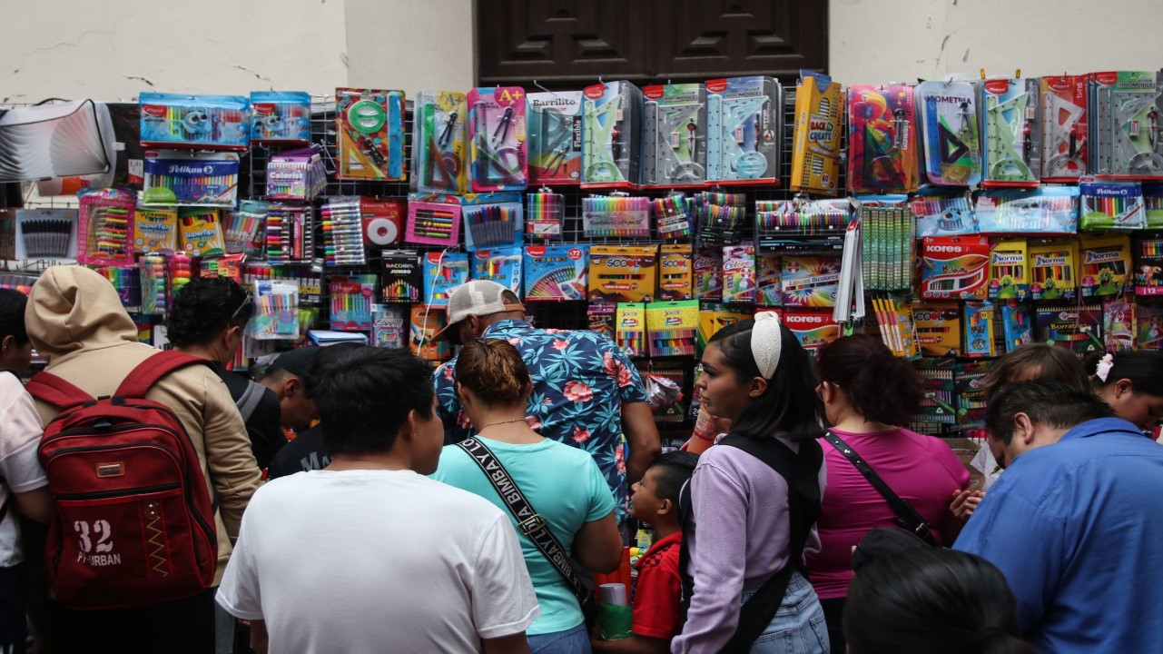 Varias personas comprando útiles escolares en el Centro de la CDMX