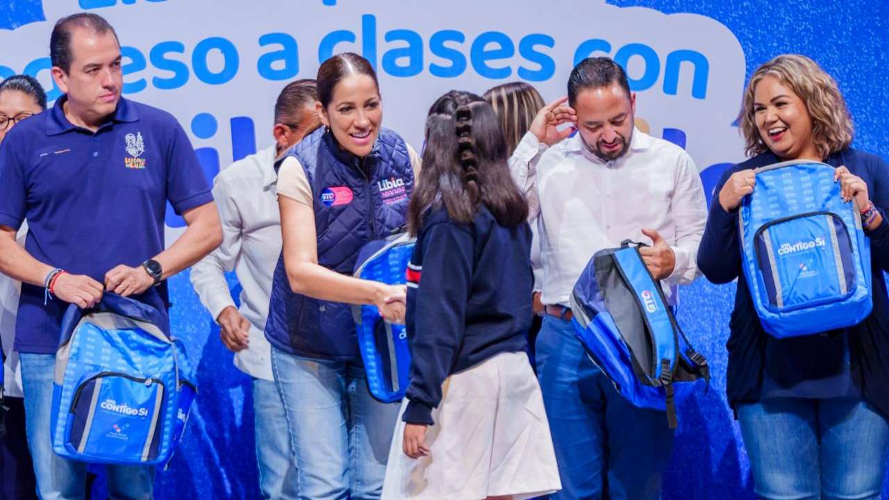 La Secretaría de Educación de Guanajuato (SEG) en coordinación con la Secretaría de Desarrollo Social y Humano (SEDESHU), arrancó la entrega regional de útiles escolares y mochilas 2023 en Dolores Hidalgo.