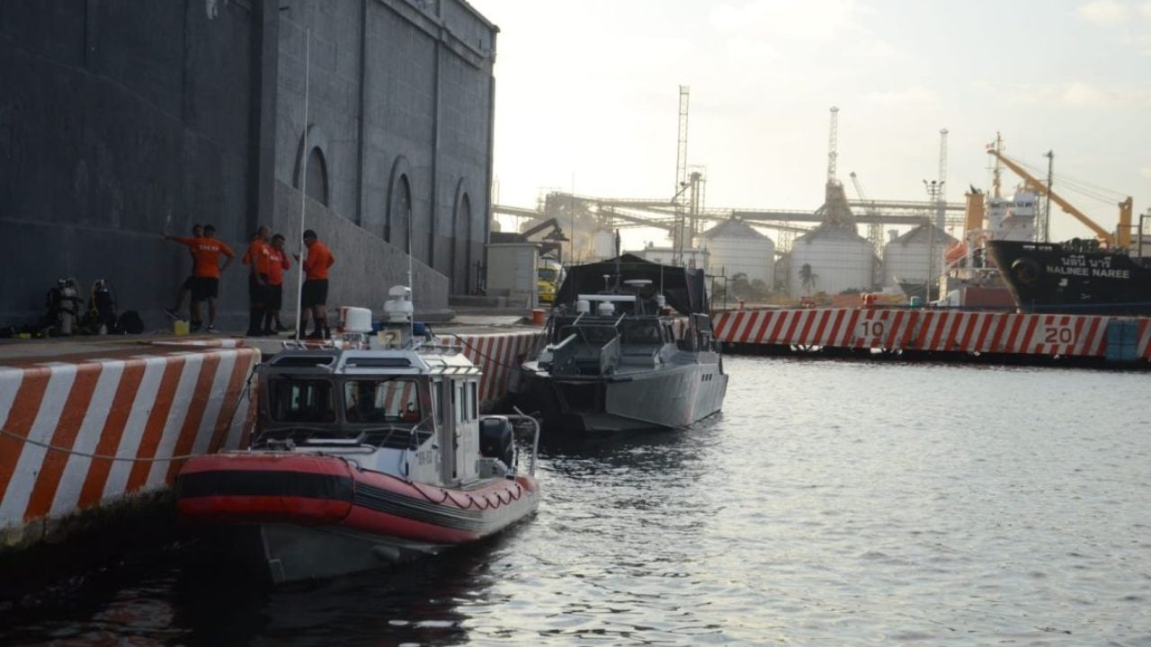 La tarde noche de este miércoles se realizó un intenso despliegue de elementos de la Secretaría de Marina en el litoral veracruzano tras un reporte de restos humanos en altamar, los cuales se presume podrían ser de las víctimas del avionazo ocurrido la semana pasada.