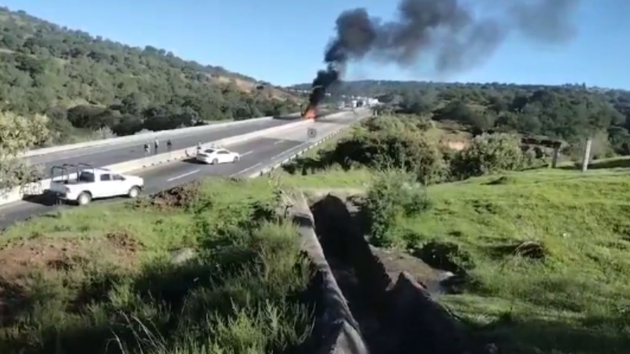 Explosión pipa carretera