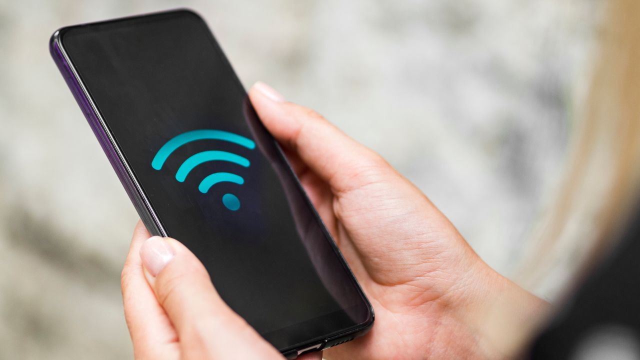 El problema de conectividad podría ser de tu dispositivo o de algún otro factor, pero ahora ya sabes qué hacer en caso de que presentes fallas en la conexión WiFi.