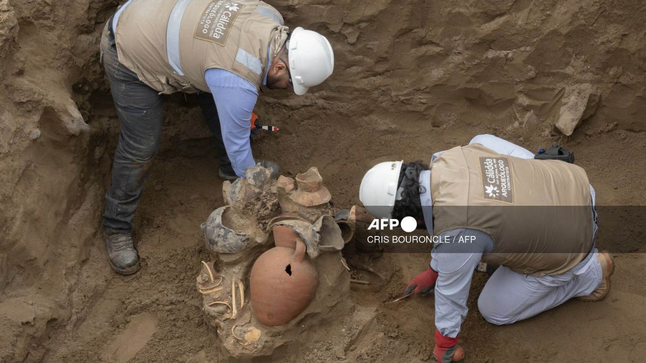 Las tumbas pertenecen a un gran cementerio prehispánico y fueron descubiertas mientras los trabajadores de la empresa de distribución de gas removían tierra de una calle